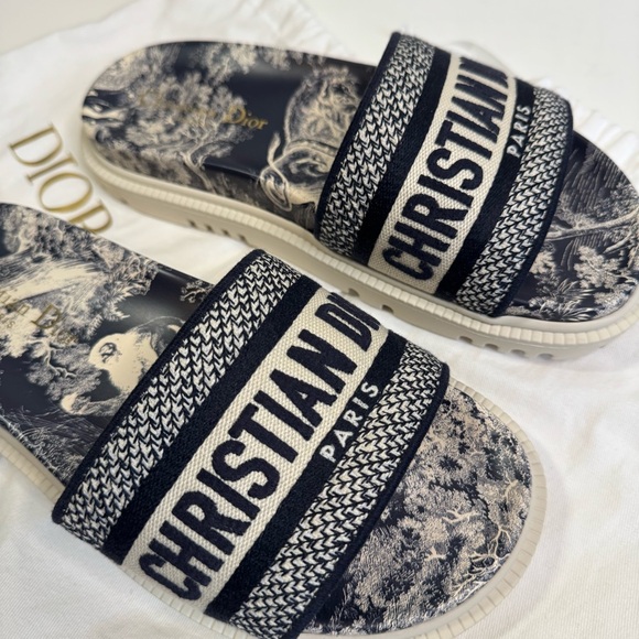 Christian Dior Dway Navy and Cream Slides Sandals - Picture 4 of 16